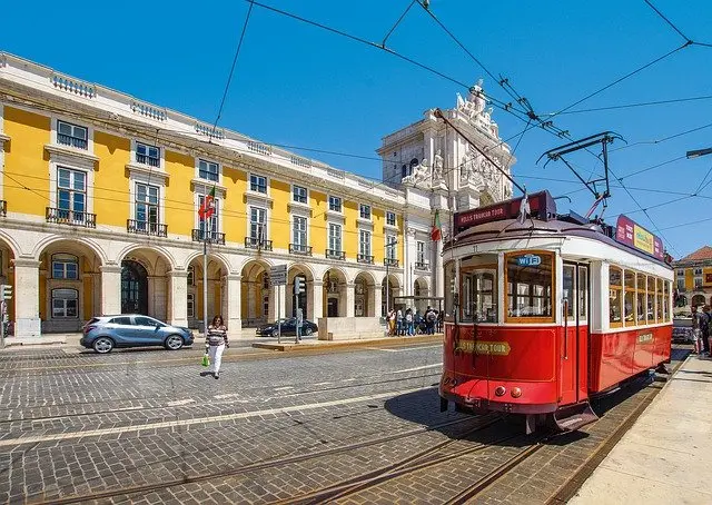 Descubre la historia, arquitectura y paisajes de Portugal en un viaje en grupo de Oporto a Lisboa. Descubre la preciosa Aveiro, Braga, Guimaraes y más.