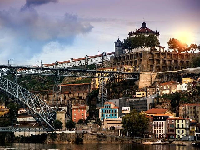 Descubre la historia, arquitectura y paisajes de Portugal en un viaje en grupo de Oporto a Lisboa. Descubre la preciosa Aveiro, Braga, Guimaraes y más.