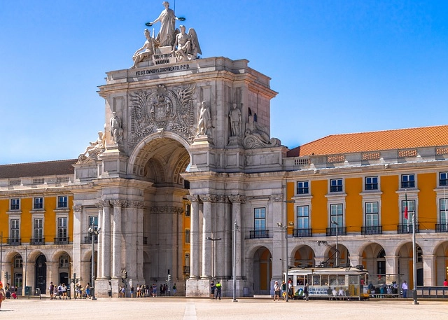 Descubre la historia, arquitectura y paisajes de Portugal en un viaje en grupo de Oporto a Lisboa. Descubre la preciosa Aveiro, Braga, Guimaraes y más.