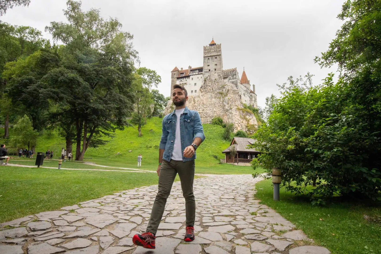 Descubre los misterios de Rumanía en grupo. Destino lleno de leyendas y castillos. Recorre Bucarest, Sibiu, Rasnov y Brasov en Transilvania y sus castillos