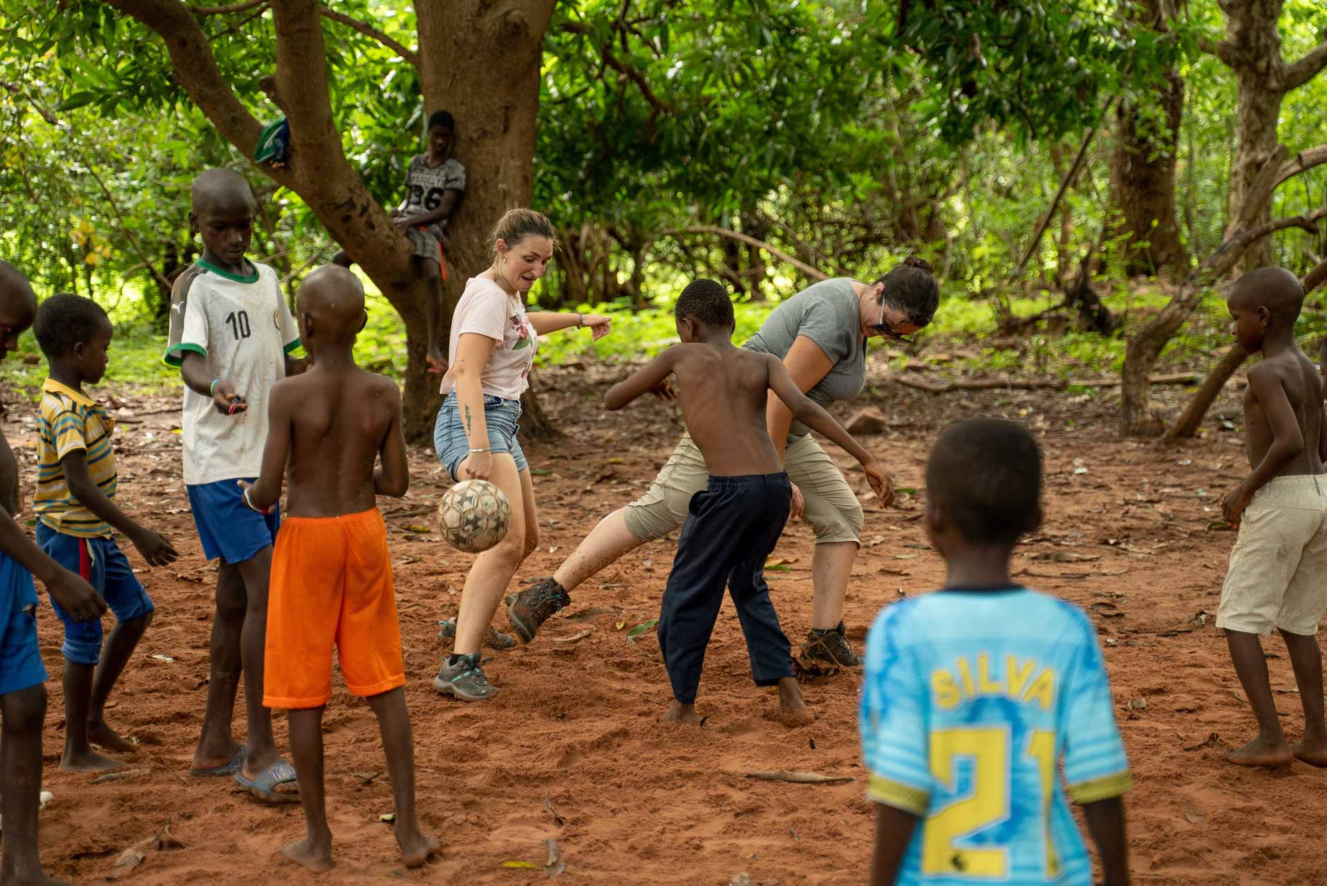 Descubre el país de las sonrisas. Viaja con un grupo a descubrir las maravillas del país Basari y alojándonos en campamentos solidarios.