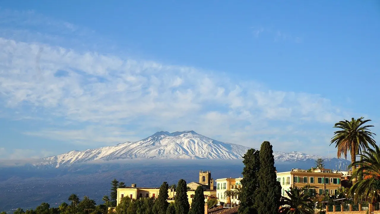 Únete a este viaje organizado a Sicilia en grupo. Recorre la isla de Sicilia al completo conociendo sus templos griegos, pueblos, el volcán Etna, ...