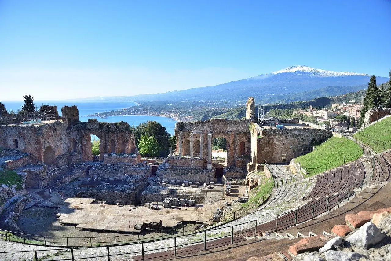 Únete a este viaje organizado a Sicilia en grupo. Recorre la isla de Sicilia al completo conociendo sus templos griegos, pueblos, el volcán Etna, ...