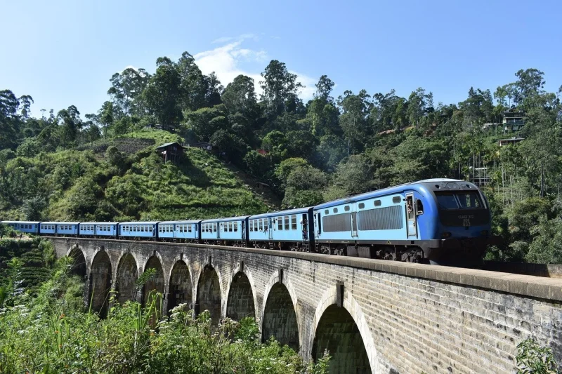 Trayecto en tren a través de las montañas.