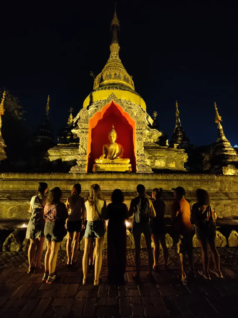 Experimenta la magia del Festival de las Luces en Tailandia con nuestro viaje grupal, descubre tradiciones fascinantes y crea recuerdos inolvidables.