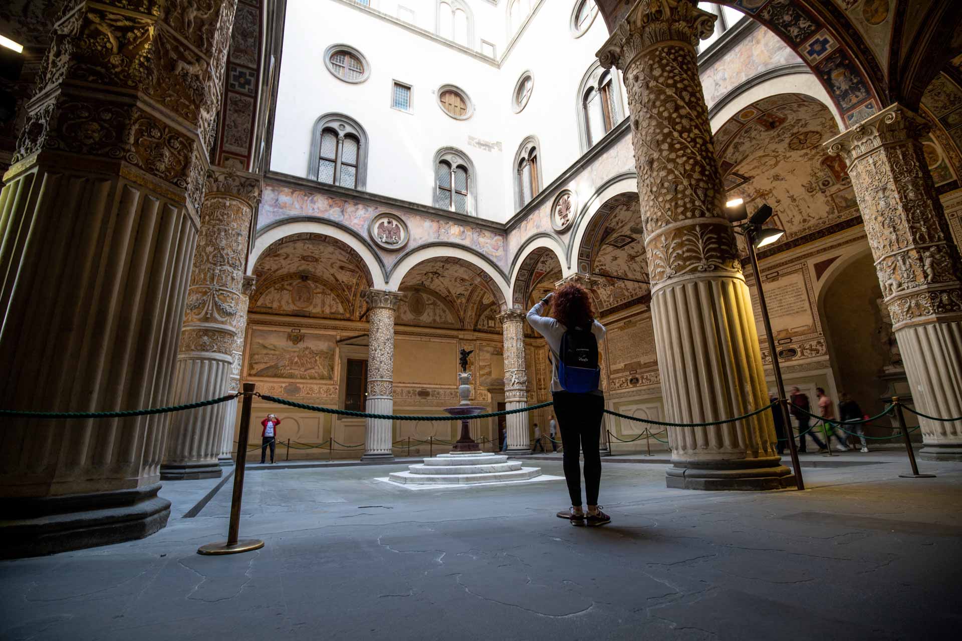 Conoce Florencia, recorre la Toscana en un Fiat 500, devora los vinos italianos en un cata y  posa ante la torre inclinada de Pisa.