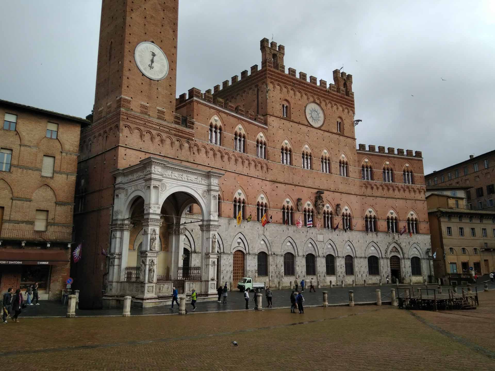 Conoce Florencia, recorre la Toscana en un Fiat 500, devora los vinos italianos en un cata y  posa ante la torre inclinada de Pisa.