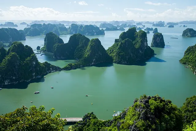 Descubre Vietnam en grupo: Hoi An, Hue, Hanoi, Ha Long. Experiencias locales, alojamientos tradicionales, crucero, campos de arroz y mucho más. ¡Reserva ya