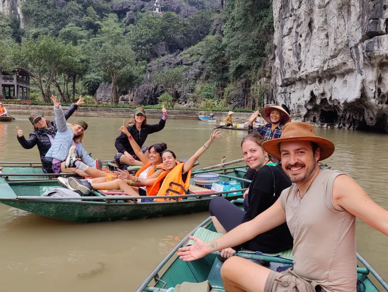 Navegar en barca y explorar Ninh Binh