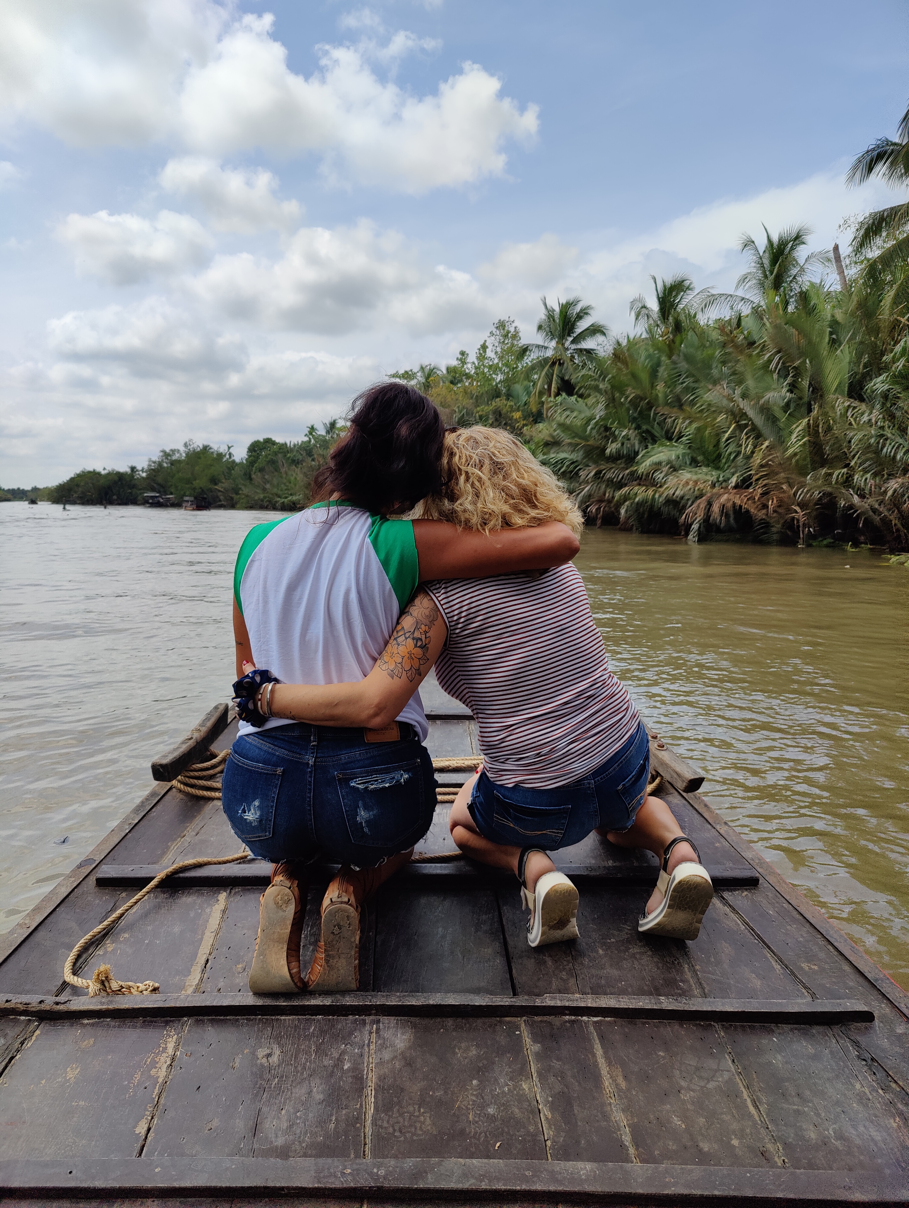 Descubre Hoi An, Hue, Hanoi, Ha Long. Experiencias locales, alojamientos tradicionales, crucero, campos de arroz, templos Angkor Wat y aldeas flotantes.