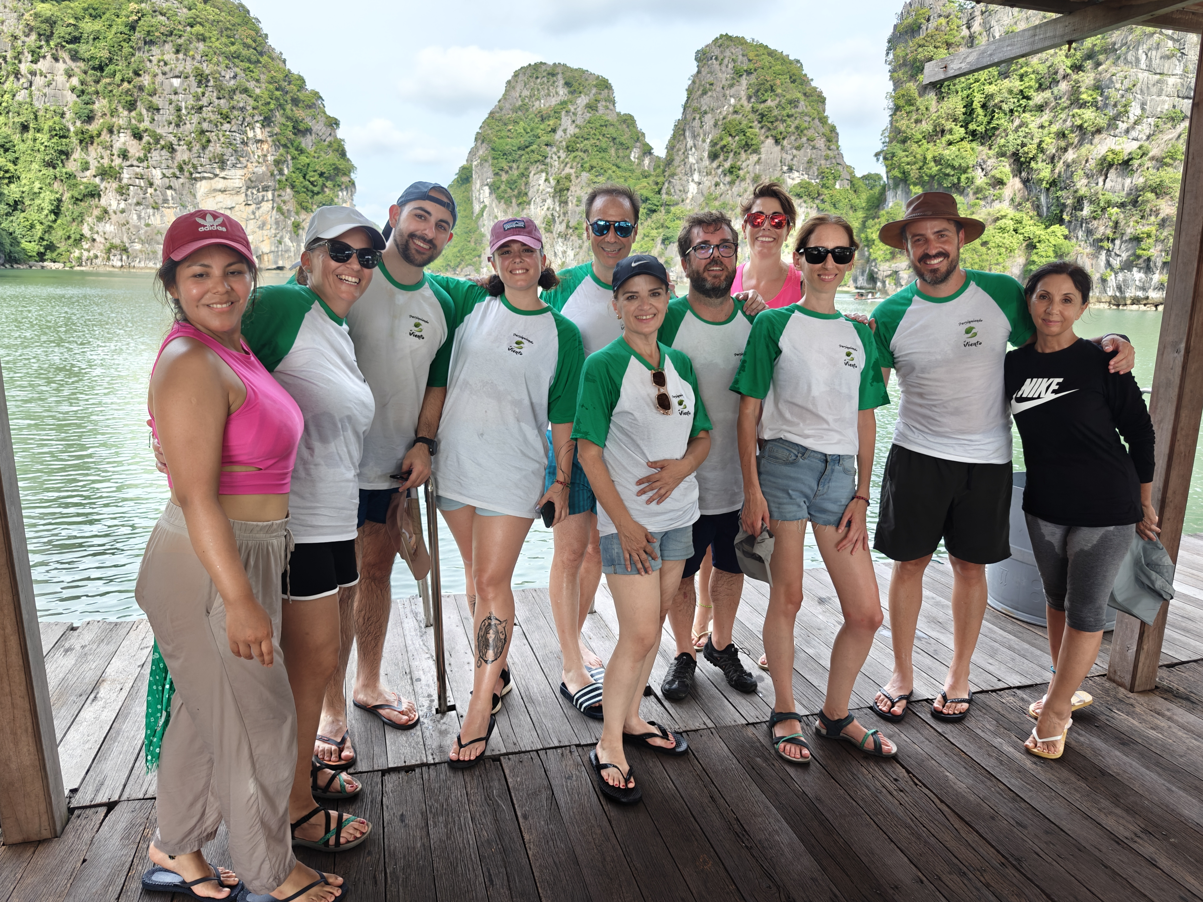 Descubre Hoi An, Hue, Hanoi, Ha Long. Experiencias locales, alojamientos tradicionales, crucero, campos de arroz, templos Angkor Wat y aldeas flotantes.